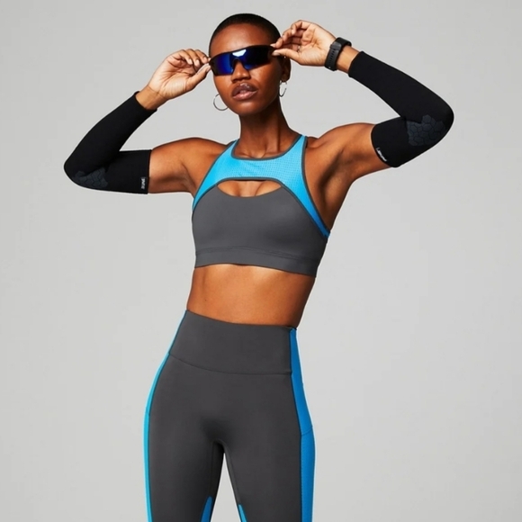 NWT Fabletics Mesh Breathable Medium Impact Sports Bra in onyx/ riptide XS - Picture 1 of 5